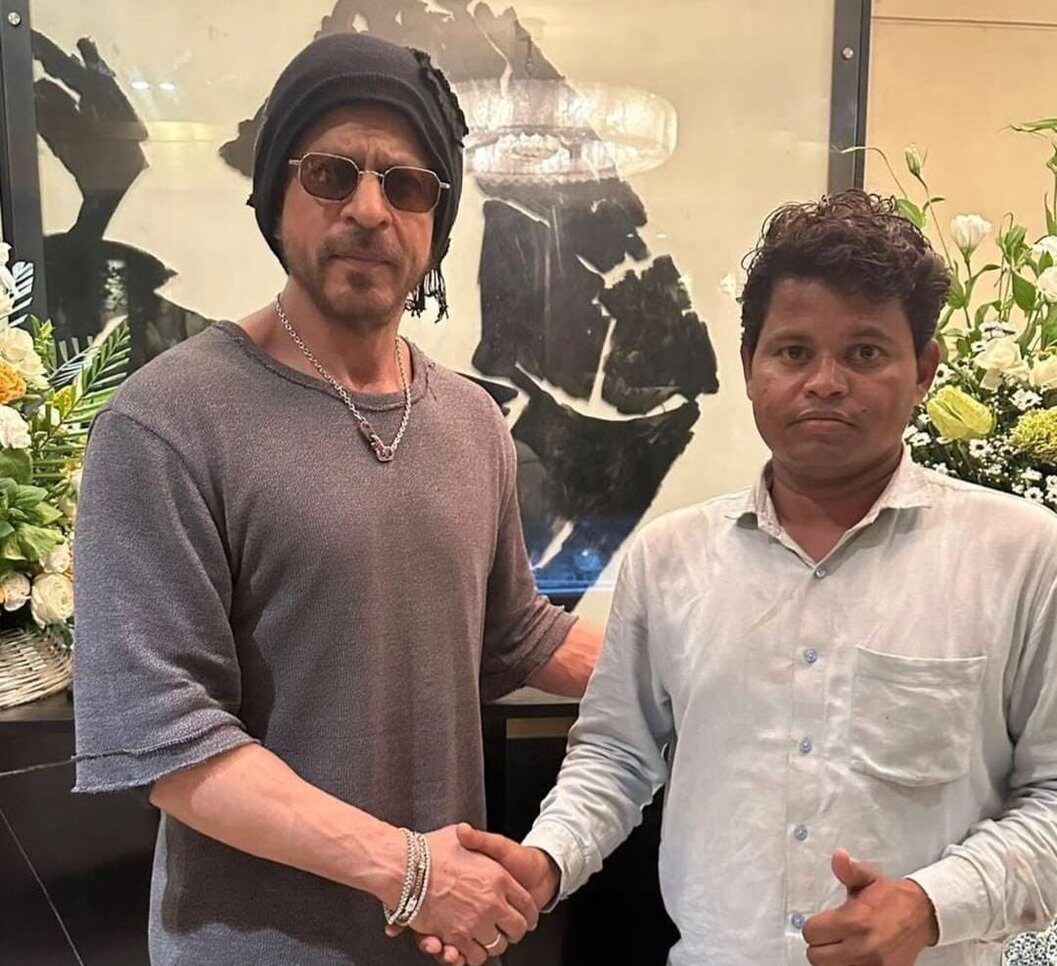 Shah Rukh Khan's recent gesture towards a fan has grabbed everyone's attention.